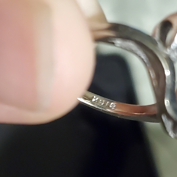 Elegant Black and Silver Ring - Picture 2 of 4